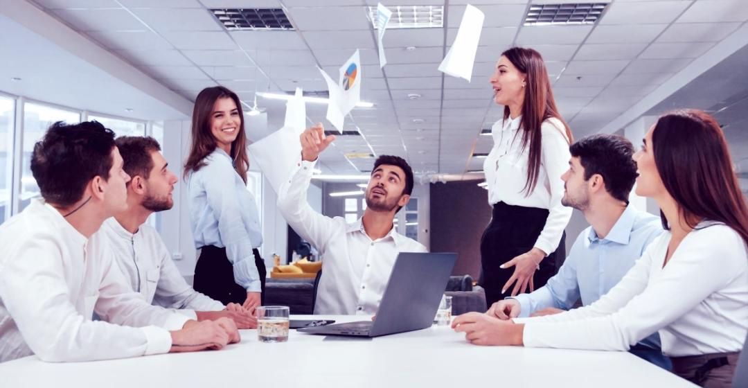 Team Besprechung über Geschäftszahlen und Strategien